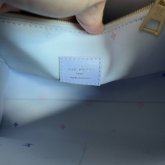 Louis Vuitton Sunrise Pastel Onthego PM - Picture 9 of 13